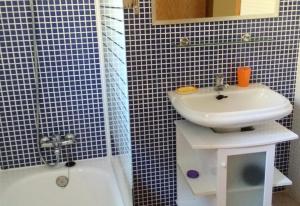 A bathroom at Beachfront San Javier
