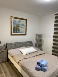 Un dormitorio con una cama con toallas azules. en Plein soleil, en Martigny-Ville
