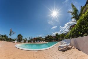 Bazén v ubytovaní Residenza Borgo Italico alebo v jeho blízkosti
