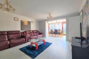 Gallery image of Nice 3-Bed House in Farnham Royal Slough in Slough