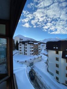 a view of a city in the snow with buildings at Grazioso monolocale a Sestriere in Sestriere