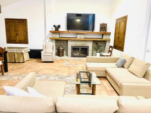 A television and/or entertainment centre at COMPLEJO RURAL TORRES Y NAVAS