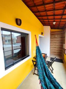 une chambre avec un hamac dans une maison dans l'établissement Casa do Sol Flecheiras, à Trairi