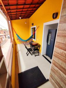 un balcone con amaca in una casa di Casa do Sol Flecheiras a Trairi