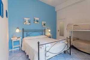 1 dormitorio con 1 cama y 2 literas en B&B Posidonia en Castellabate