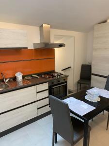 una cucina con un tavolo e una stufa forno superiore di La casa di Agnese a Orvieto
