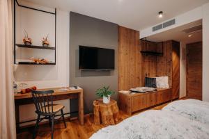 Una cama o camas en una habitación de JOHAN HOTEL