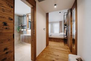 Una cama o camas en una habitación de JOHAN HOTEL