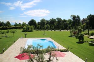 
Vista sulla piscina di COBUE "Wine resort & Spa" o su una piscina nei dintorni
