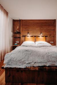 Una cama o camas en una habitación de JOHAN HOTEL