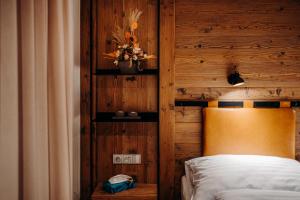 Una cama o camas en una habitación de JOHAN HOTEL