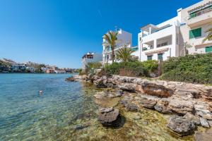 ポルトペトロにあるApartment Sa Caseta 1 by Mallorca House Rentの建物前の水辺の景色