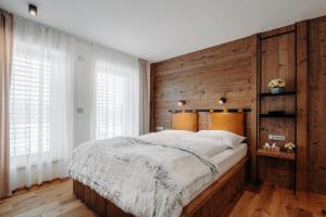 Una cama o camas en una habitación de JOHAN HOTEL