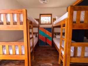 Un ou plusieurs lits superposés dans un hébergement de l'établissement Santa Lova Eco-hostel