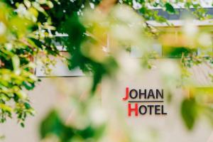 Un certificado, premio, letrero u otro documento en JOHAN HOTEL