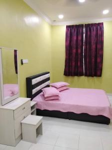Кровать или кровати в номере Farisha Homestay
