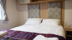 Ένα ή περισσότερα κρεβάτια σε δωμάτιο στο 2 Bed Caravan - Sleeps 6 - Pets - Pool - Wifi