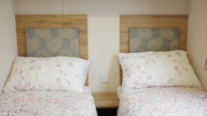 En eller flere senger på et rom på Luxury 2 Bedroom Caravan at Mersea Island Holiday