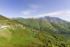 une vue aérienne d'une vallée verdoyante avec des montagnes dans l'établissement L'Altitude - Appartement avec balcon au pied des pistes, à Saint-Lary-Soulan 4 autres photos