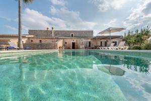 The swimming pool at or close to Finca Es Castellot Vell