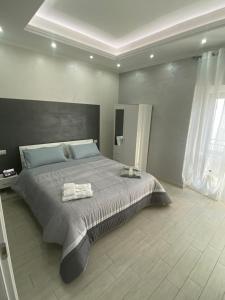 um quarto com uma cama grande com duas toalhas em Bellavista B&B em Roccavivara