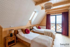Posteľ alebo postele v izbe v ubytovaní TatryTop Osada pod Wierchem Premium z klimatyzacją