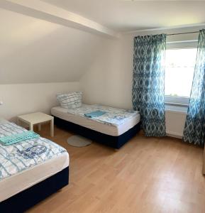 um quarto com 2 camas e uma janela em Ferienhaus für Monteure in Bitterfeld-Wolfen em Steinfurth