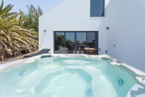 コティージョにあるCasa Julia, Cotillo Beach, Sea View, Fuerteventuraの家の裏庭にあるホットタブ