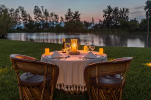 una mesa con mantel blanco y copas de vino en Hacienda Labor de Rivera Hotel Boutique, en Teuchitlán