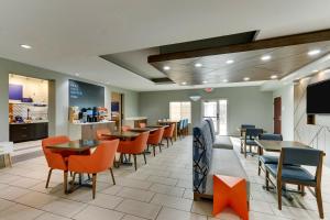ห้องอาหารหรือที่รับประทานอาหารของ Holiday Inn Express & Suites - Ardmore, an IHG Hotel