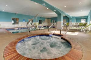 a hot tub in the middle of a room at Holiday Inn Express & Suites - Ardmore by IHG in Ardmore