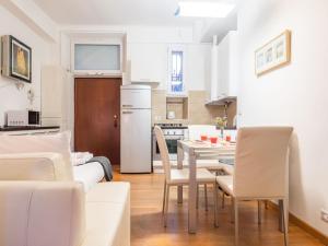 eine Küche und ein Wohnzimmer mit einem Tisch und Stühlen in der Unterkunft The Best Rent - Apartment near Navigli in Mailand