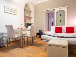 Schlafzimmer mit einem Bett, einem Tisch und Stühlen in der Unterkunft The Best Rent - Apartment near Navigli in Mailand