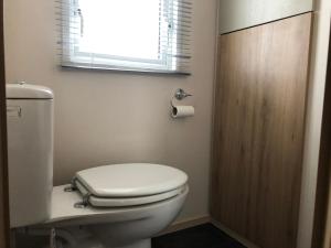 Ένα μπάνιο στο 2 Bed Caravan - Sleeps 6 - Pets - Pool - Wifi +9 φωτογραφίες