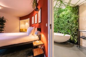 Postel nebo postele na pokoji v ubytování Gooiland Hotel