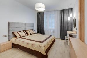 sypialnia z dużym łóżkiem i łazienką w obiekcie Comfort Apartments Wilcza w Gdańsku