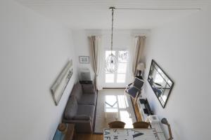 uma vista superior de uma sala de estar com um sofá e uma mesa em Joli appartement avec magnifique vue em Saint-Martin-de-Ré