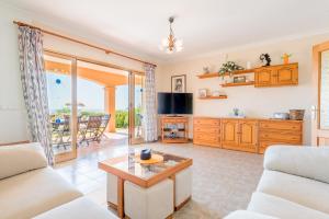 a living room with a couch and a tv at Es Reguerons Gran in Felanitx