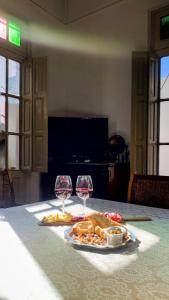 門多薩的住宿－Alem Colonial，一张桌子,上面放着两杯酒和一盘食物