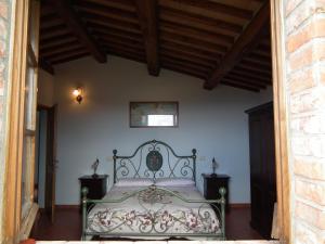- une chambre avec un lit dans l'établissement Agriturismo Riposati, à Monticchiello