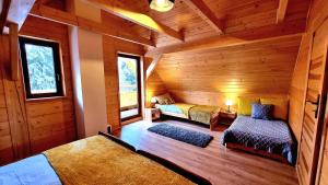 Ένα ή περισσότερα κρεβάτια σε δωμάτιο στο Domek Barrettski