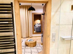 Koupelna v ubytování JOHAN HOTEL + 37 fotografií
