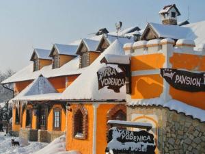 un edificio naranja con nieve encima en Stara Vodenica, en Klanjec