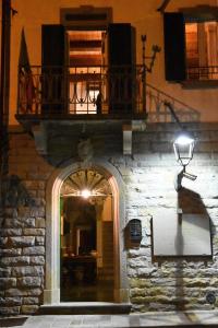un edificio con balcón y sombra de una persona en Locanda Michelacci en Corniolo
