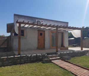 a small white house with a wooden door at El Nevado Casa de Campo in San Rafael