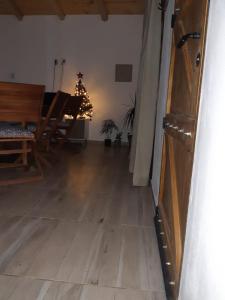 uma sala de estar com uma árvore de Natal e um piso de madeira em El Nevado Casa de Campo em San Rafael