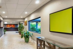 un grande schermo verde sul muro di una hall ospedaliera di Days Inn & Suites by Wyndham Johnson City a Johnson City