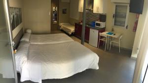 Кровать или кровати в номере Apartamentos Turisticos Maria Guerrero