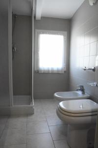 Locanda Michelacci في Corniolo: حمام مع مرحاض ومغسلة ودش