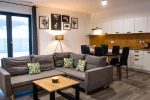 Kuchyňa alebo kuchynka v ubytovaní Osada Słuszewo - Apartamenty Restauracja Wydarzenia